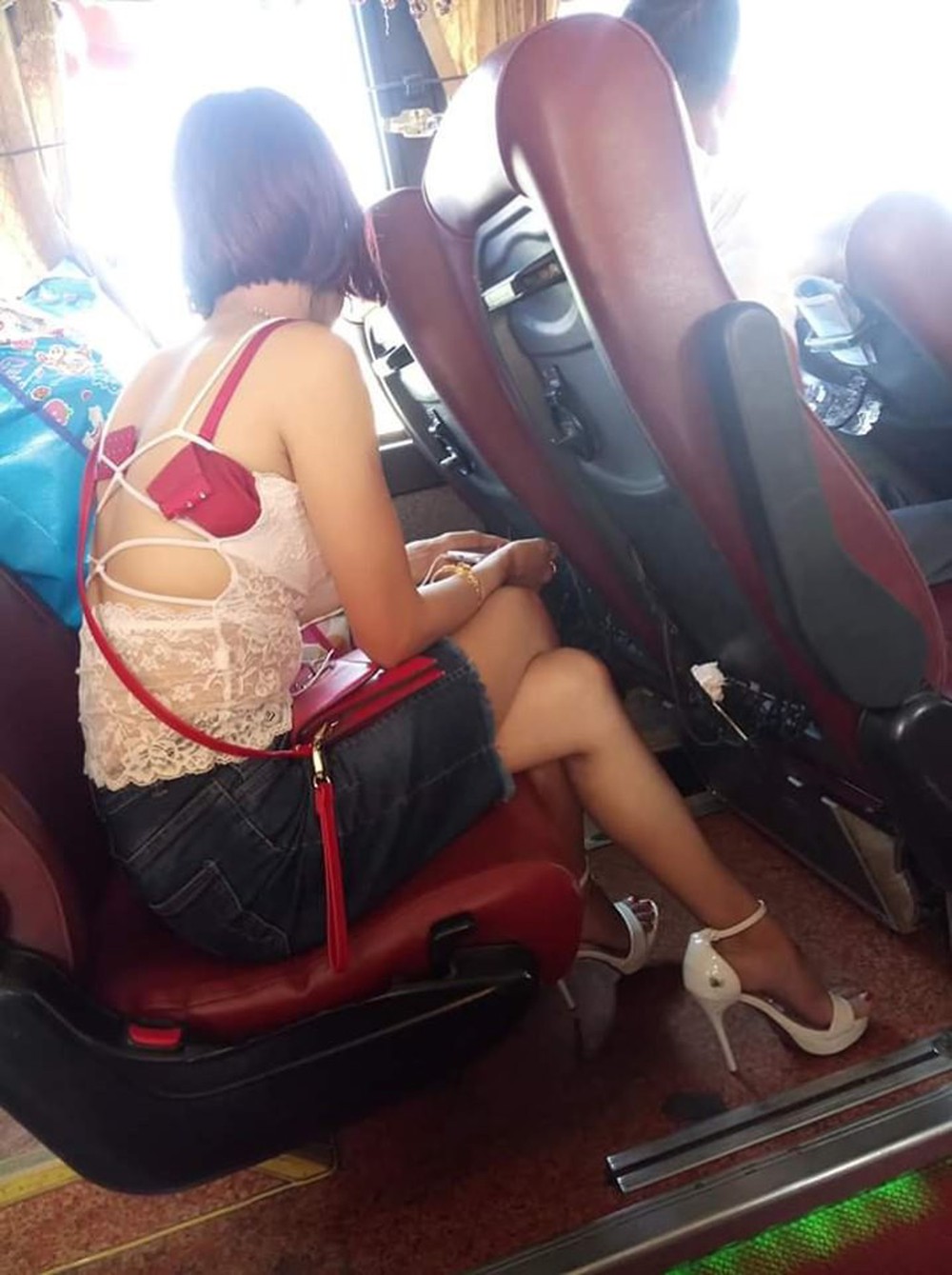 Ngồi trên xe khách, một phụ nữ có cách ăn mặc khiến tất cả phải ngượng chín mặt quay đi - Ảnh 2.