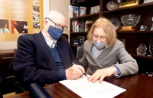 Tỷ phú nổi tiếng chi 8 tỷ USD làm từ thiện qua đời: Sinh ra tay trắng, cuối đời trắng tay, đi xe buýt, ở nhà thuê cùng vợ - Ảnh 3. Tỷ phú nổi tiếng chi 8 tỷ USD làm từ thiện qua đời: Sinh ra tay trắng, cuối đời trắng tay, đi xe buýt, ở nhà thuê cùng vợ - Ảnh 3.