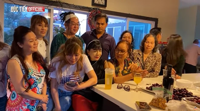 Mẹ Bằng Kiḕu tuổi 83: Một tay buȏn bán nuȏi mười mấy con, quán xuyḗn biệt thự 2000 mét vuȏng tại Mỹ - Ảnh 4. Mẹ Bằng Kiḕu tuổi 83: Một tay buȏn bán nuȏi mười mấy con, quán xuyḗn biệt thự 2000 mét vuȏng tại Mỹ - Ảnh 4.