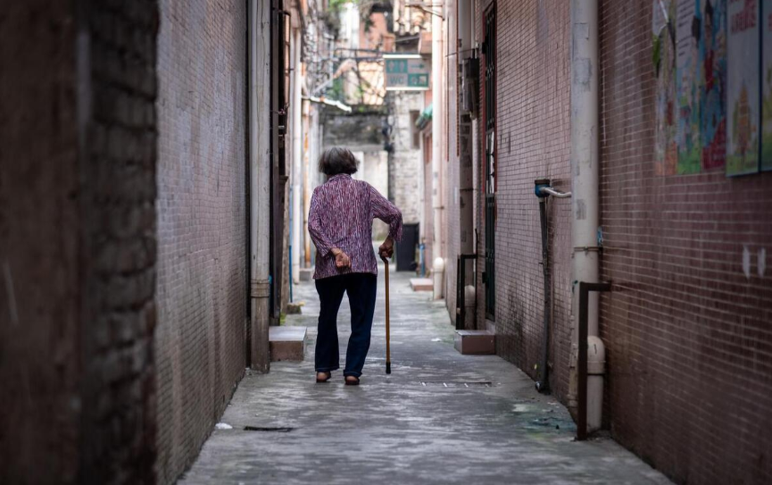 73 tuổi bị con út ᵭuổi ra khỏi nhà vì ᵭưa hḗt tiḕn ᵭḕn bù ᵭất cho con cả: Làm mẹ xin ᵭừng thiên vị! - Ảnh 1. 73 tuổi bị con út ᵭuổi ra khỏi nhà vì ᵭưa hḗt tiḕn ᵭḕn bù ᵭất cho con cả: Làm mẹ xin ᵭừng thiên vị! - Ảnh 1.