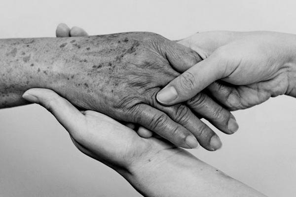 73 tuổi bị con út ᵭuổi ra khỏi nhà vì ᵭưa hḗt tiḕn ᵭḕn bù ᵭất cho con cả: Làm mẹ xin ᵭừng thiên vị! - Ảnh 2. 73 tuổi bị con út ᵭuổi ra khỏi nhà vì ᵭưa hḗt tiḕn ᵭḕn bù ᵭất cho con cả: Làm mẹ xin ᵭừng thiên vị! - Ảnh 2.