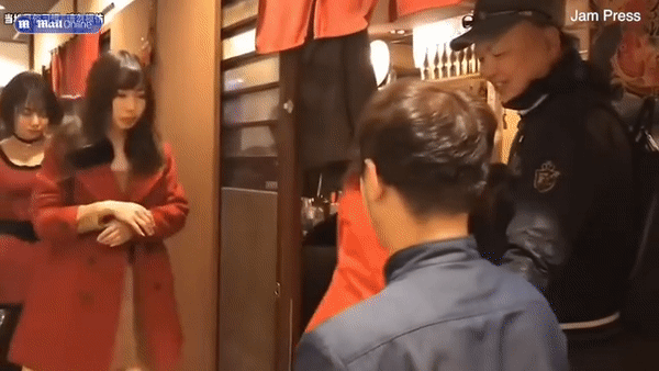 Độc lạ nhà hàng Nhật Bản, nơi khách hàng tự nguyện trả tiền để được ăn tát đến xây xẩm mặt mày - Ảnh 3.