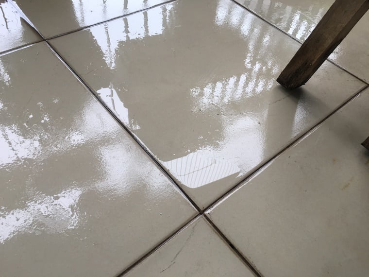 Nhà bị chảy nước ⱪhi trời nồm ẩm