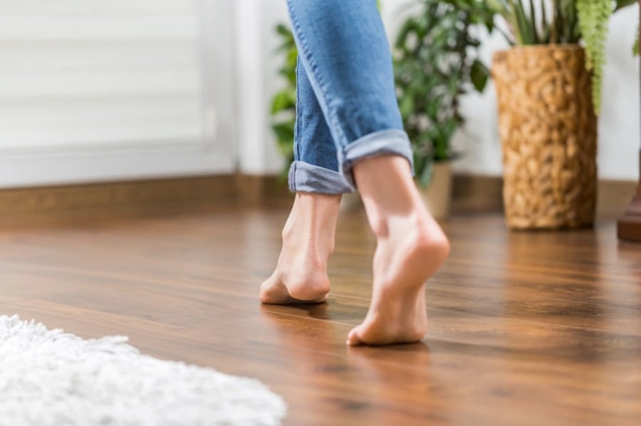 Đi chân trần dưới mặt đất sẽ giúp giải tỏa căng thẳng và tránh bệnh tật.