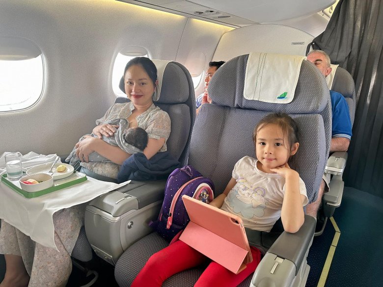 Diễn viên Lan Phương cho con gái thứ 2 ti sữa trên máy bay.