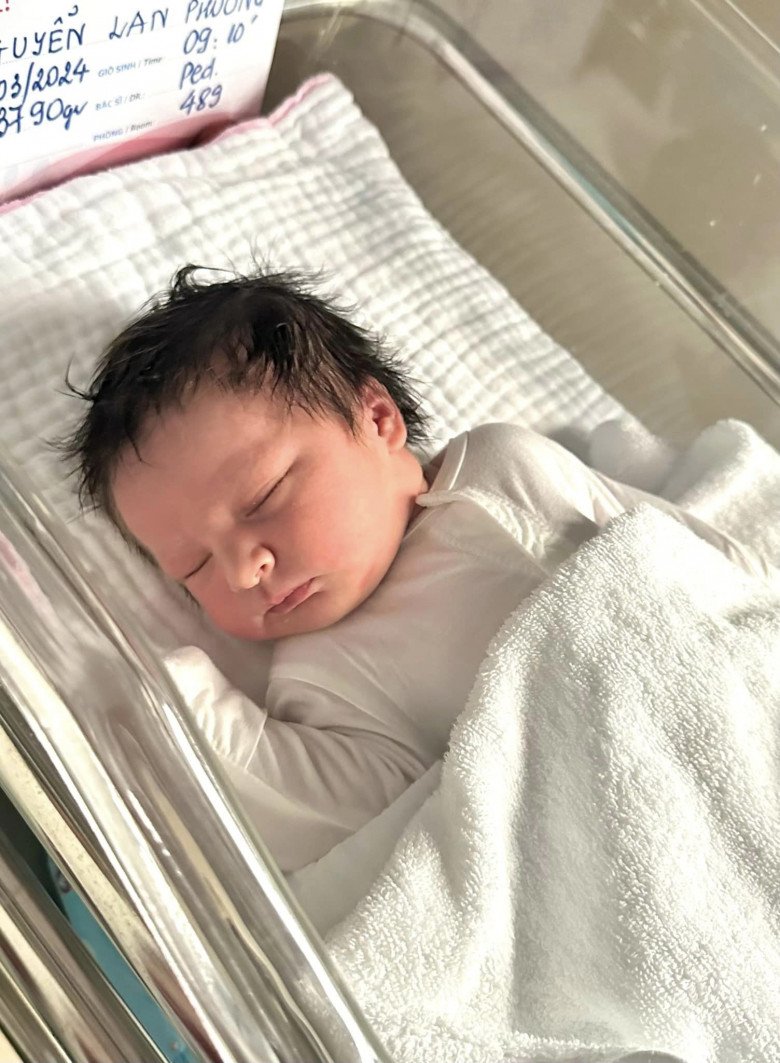 Em bé được đặt tên Mia Mai, ngoại hình lai Tây giống hệt bố.