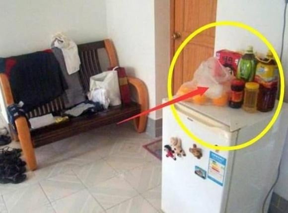 Không nên đặt đồ linh tinh trên nóc tủ lạnh.
