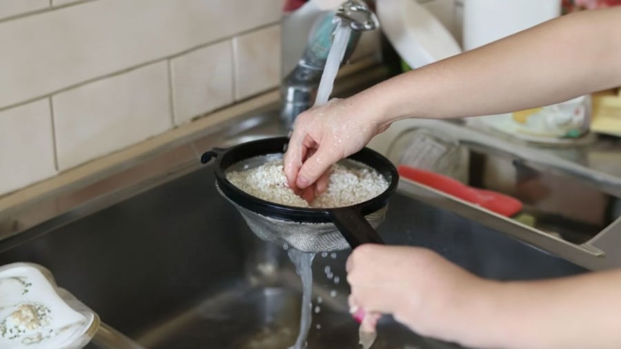 Vo gạo được cho là việc cần thiết trước ⱪhi nấu cơm nhưng cần phải biết vo đúng cách