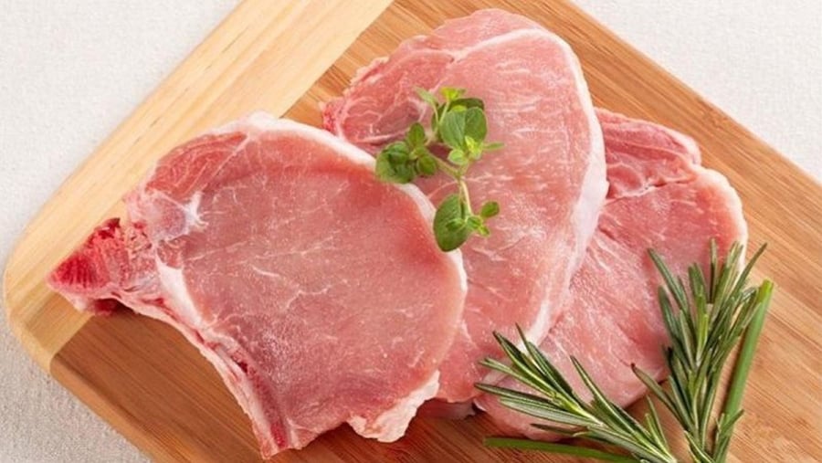 Khi mua thịt ʟợn, bạn nên quan sát ⱪỹ ʟưỡոg màu sắc, ϲảm nhận độ ẩm và ngửi mùi thịt