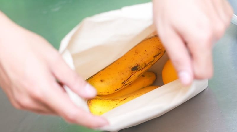 Đặt trái cây vào bên trong một túi giấy giúp trái cây chín nhanh hơn