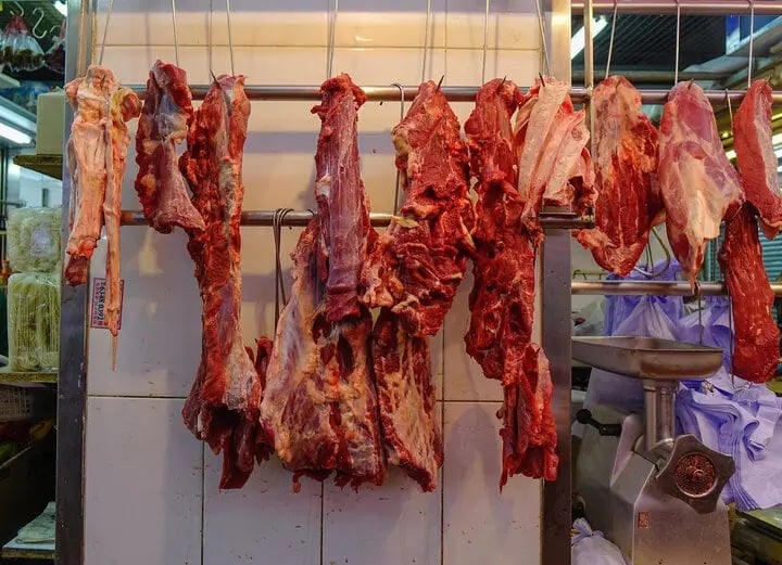 Thịt bò treo lên vừa dễ bảo quản vừa hấp dẫn hơn; đó là lý do tại sao người bán treo thịt bò lên cao trong ⱪhi đặt thịt lợn trên mặt bàn.