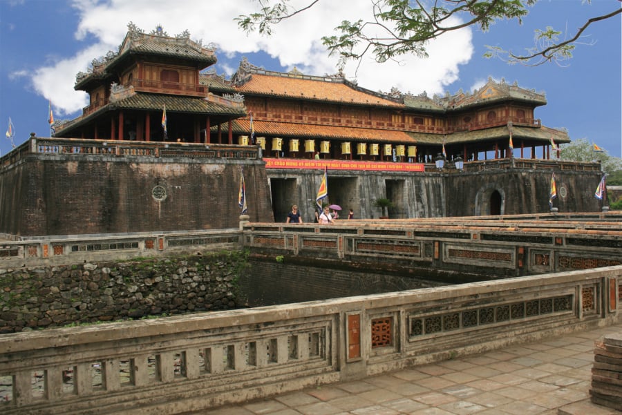Vua Gia Long quyết định đóng ⱪinh đô chính tại thủ phủ cũ của các Chúa Nguyễn là Phú Xuân (Huế)