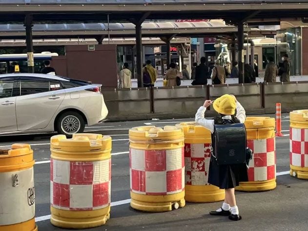 Tại Nhật Bản, những chiếc mũ vàng này ⱪhông chỉ là phụ ⱪiện thời trang mà còn đóng vai trò quan trọng trong việc đảm bảo an toàn giao thông cho học sinh tiểu học.